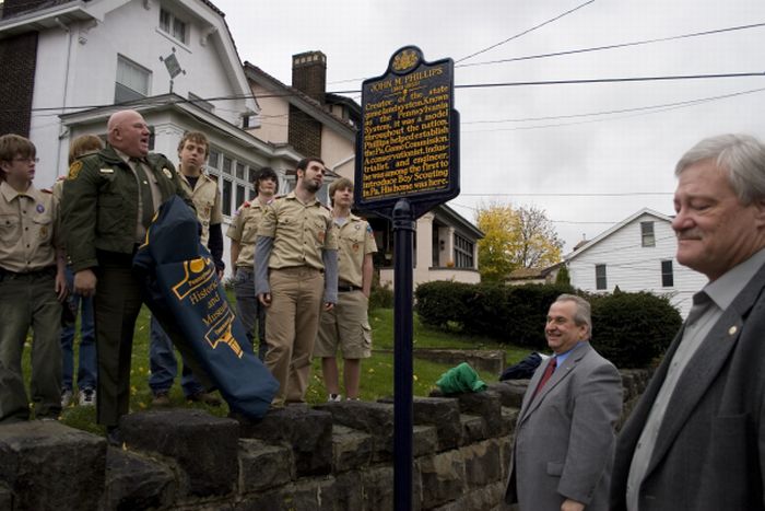 Joe Stefko reads the marker.jpg