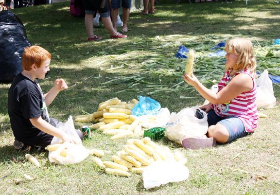 2011 cornfest corn shucking.jpg