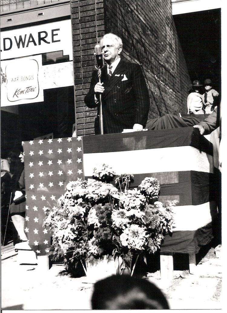 Mussmano and 1943 war memorial.jpg