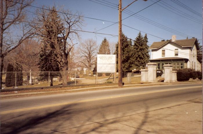 South Side Cemetary Entrance 2008.jpg