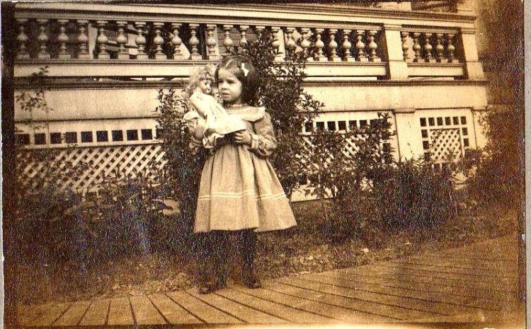 3-Dorothy at front porch @ 1902-004 rs.jpg
