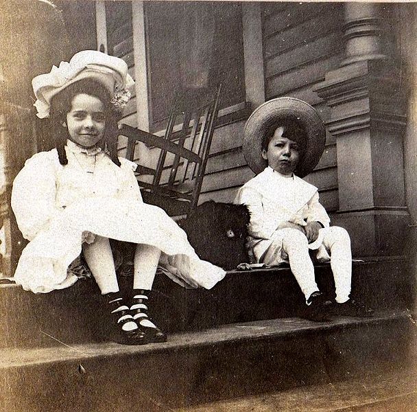 File:6-Dorothy and Donald @ 1904 rs.jpg