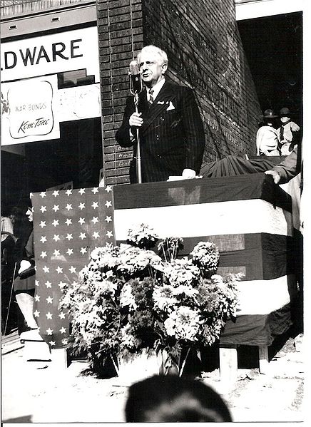 File:Mussmano and 1943 war memorial.jpg