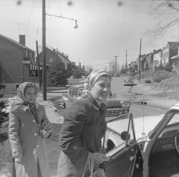 File:Rz Cynthia & Helen Belplain Street.jpg